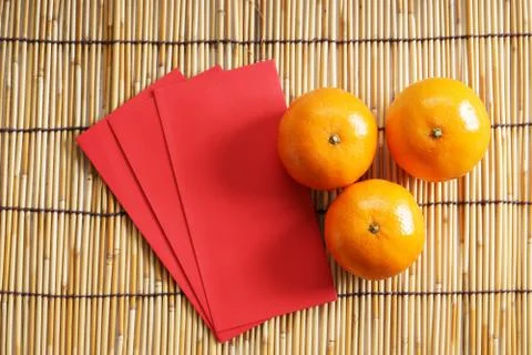 Red packets and mandarin oranges Foto stock