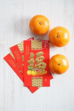 Red packets and mandarin oranges, golden Chinese letter means luck Foto stock