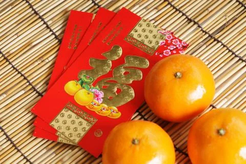 Red packets and mandarin oranges, golden Chinese letter means luck Stock-Fotos