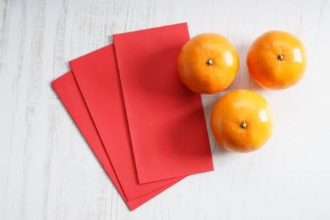 Red packets and mandarin oranges 스톡 사진