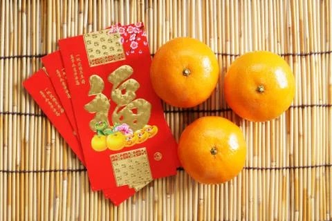 Red packets and mandarin oranges, golden Chinese letter means luck Foto stock