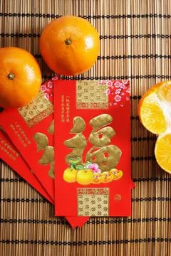 Red packets and mandarin oranges, golden Chinese letter means luck Foto stock