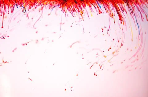Red paint dissolves in liquid, process Foto stock