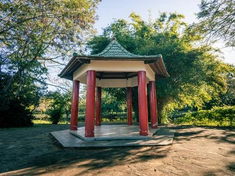 Red-painted columns support a green-tiled pagoda roof Stock-Fotos