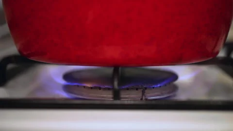 Red pan on gaz lighter 库存影片 112675044