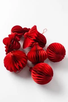 Red paper Christmas tree decorations. Stylish Christmas decorations. Foto stock