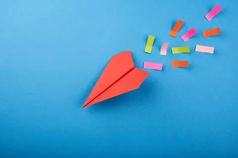 Red paper plane on the blue background Foto stock