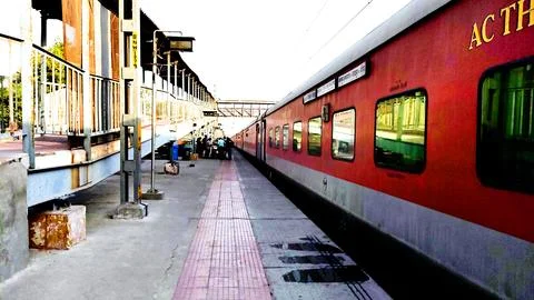 Red Passenger Train at Railway Platform in India Stock-Fotos
