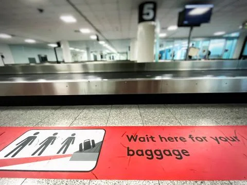  A red patch on the floor indicating where to wait for baggage claim at an... Fotos de archivo