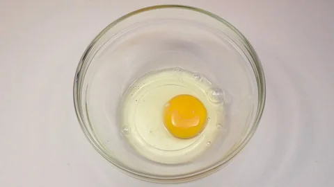 Red pepper is added to bowl with egg. Slow motion Vidéo 76148856