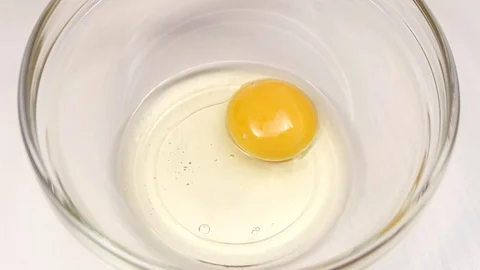 Red pepper is added to plate with egg. Slow motion Vidéo 76146171