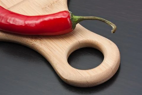 Red pepper on cutting board Foto stock