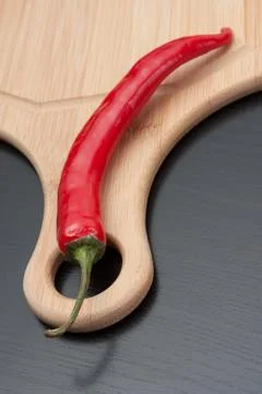 Red pepper on cutting board Foto stock