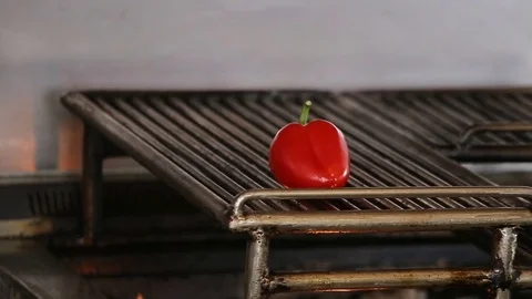 Red pepper on grill Video stock 74716018