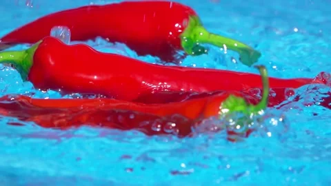 Red pepper in water 스톡 동영상 146627254