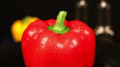 Red peppers on a dark platter spinning in the center Vídeo Stock 39948537