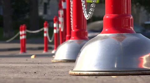 The red pillars connected by a chain. Parking. Vídeo Stock 55270498