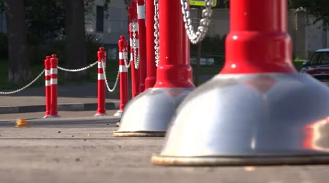 The red pillars connected by a chain. Parking. Vídeo Stock 55270746