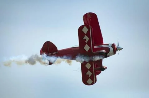 Red plane looping Red plane looping in a blue sky. Close up ,model release... Foto stock