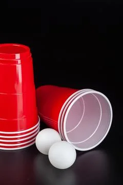 Red plastic cups and ball for game of beer pong Foto stock
