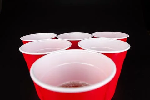Red plastic cups and ball for game of beer pong Foto stock