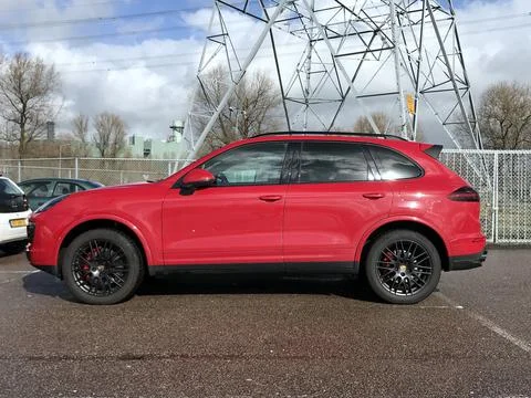 Red Porsche Cayenne Foto stock