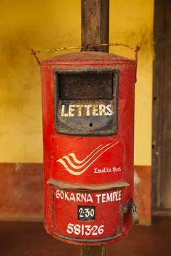 Red postal box on the wall in India Foto stock