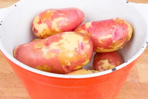 Red potatoes in a saucepan Stock Photos