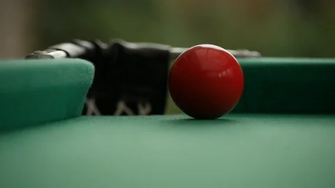 A red is potted in a game of snooker / pool 库存影片 112186239