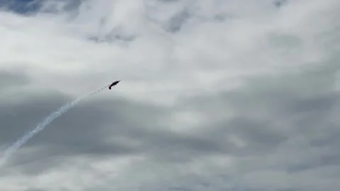 Red Propeller Plane Performing Aerobatics with Smoke Trail in Gold Coast Vidéo 345111490