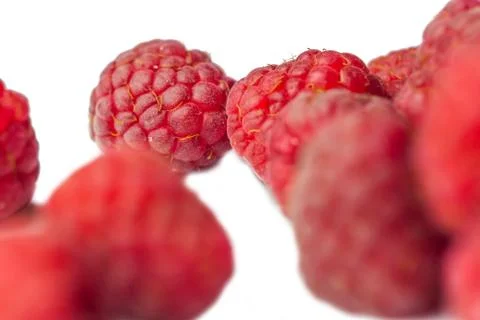 Red raspberry berries close-up isolated on a white background. sweet summer m Foto stock