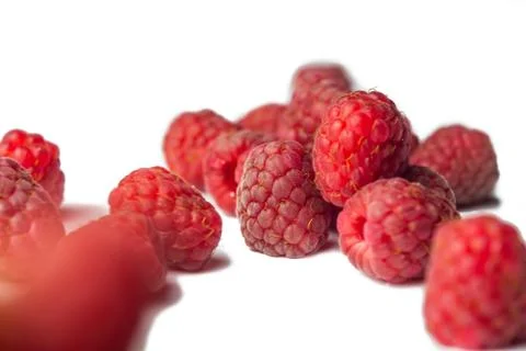 Red raspberry berries close-up isolated on a white background. sweet summer m Foto stock