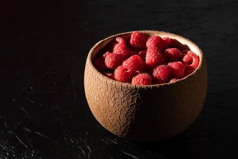 Red raspberry in a plate on a dark background. Fruit berries background. Summ Foto stock