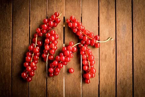 Red ribes on wood table Stock Photos