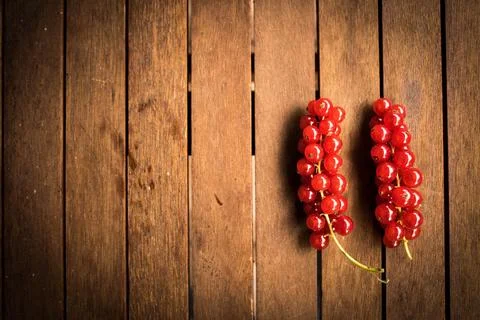 Red ribes on wood table Stock Photos