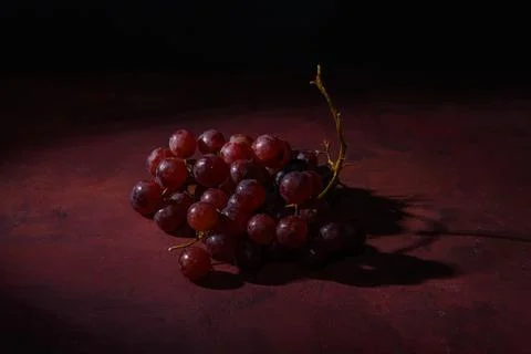 Red, ripe grapes on a rustic table Foto stock