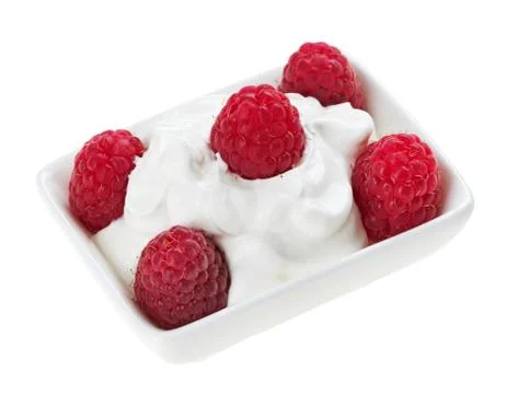 Red ripe raspberry fruit in small square plate with sour cream, isolated on w Foto stock