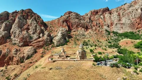 Red rock cliffs surround historic monastery complex 库存影片 341730913