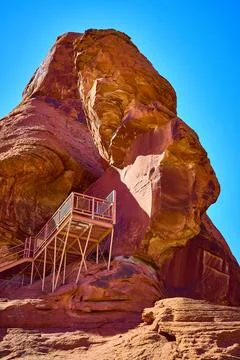 Red Rock Majesty with Observation Platform Low Angle View Foto stock