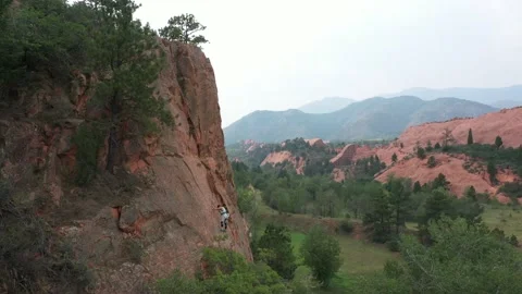 Red Rock Mountain Climbing 库存影片 168652290