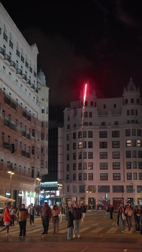 Red rocket firework ascending above Valencia city center during Las Fallas night 库存影片 334294261
