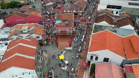 Red rooftops and narrow lanes define Melaka historic core from above. 스톡 동영상 315546265