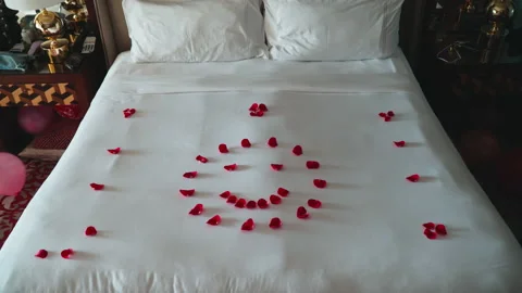 Red rose petals on the bed Видео 170421539