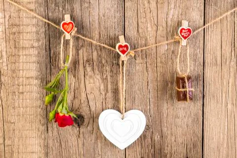 Red rose with white shape heart and chocolate on wooden Stockfoto's