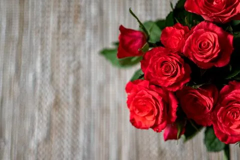 Red roses with a copyspace top view Foto stock
