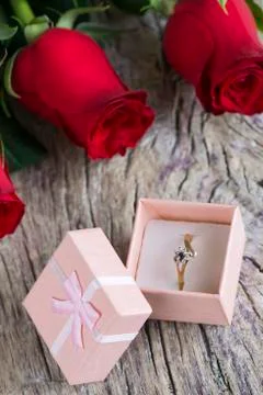 Red roses with wedding ring 스톡 사진