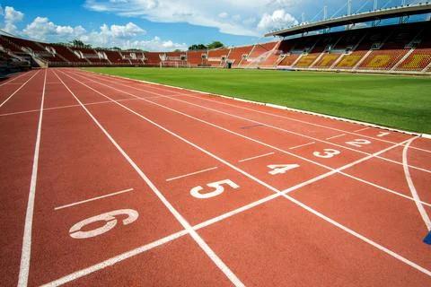 Red running track start point in athletic stadium from bangkok thailand on 20 Foto stock