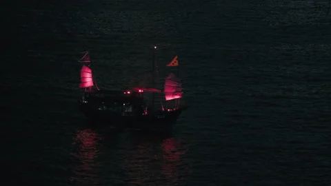 Red sails ship Aqua Luna at night - Hong Kong Stockbeeldmateriaal 145970531