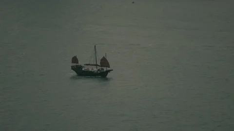 Red sails ship Aqua Luna in a foggy day - Hong Kong Vidéo 145970593