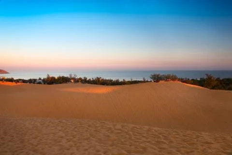 Red sand dunes in Mui Ne at sunset, Vietnam Foto stock